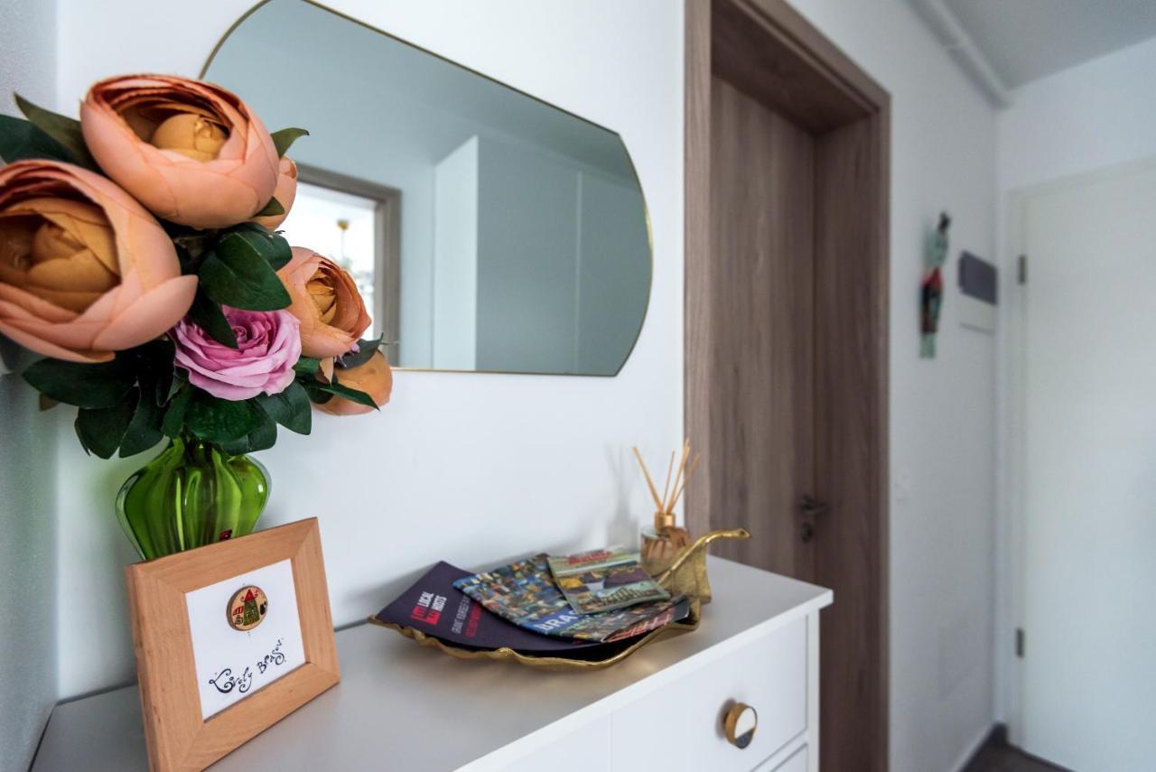 Ferienwohnung Lovely Chic Studio, On A Beautiful Promenade Brașov Exterior foto