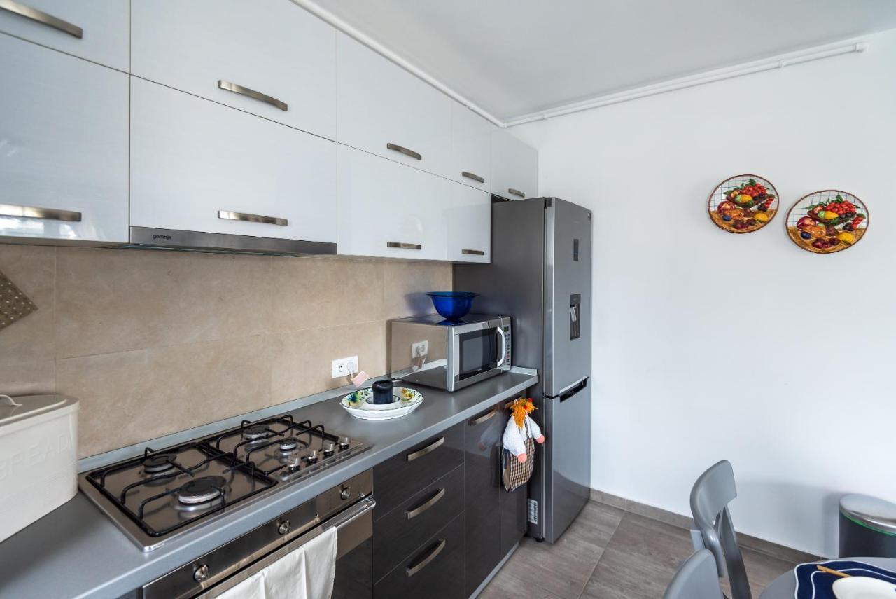 Ferienwohnung Lovely Chic Studio, On A Beautiful Promenade Brașov Exterior foto